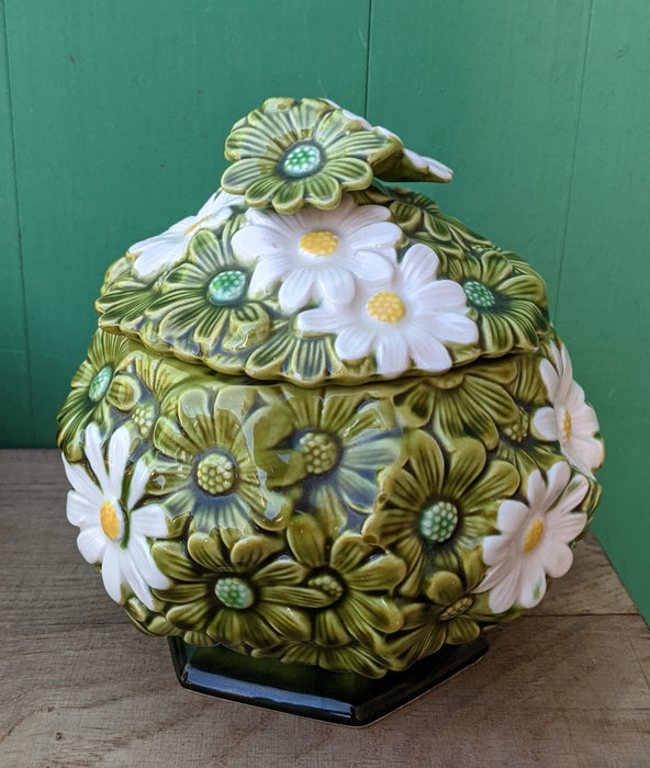 GREEN AND WHITE CERAMIC DAISY BOX WITH LID