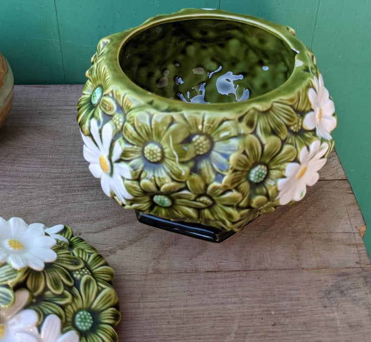 GREEN AND WHITE CERAMIC DAISY BOX WITH LID