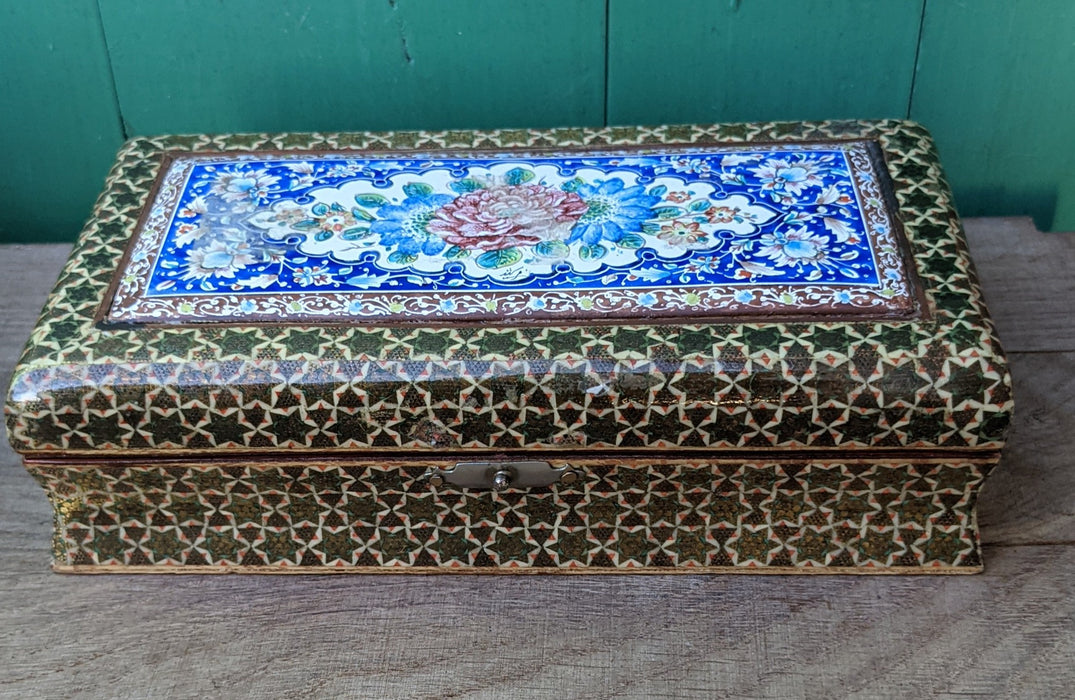 RECTANGULAR BOX WITH FLORAL LID