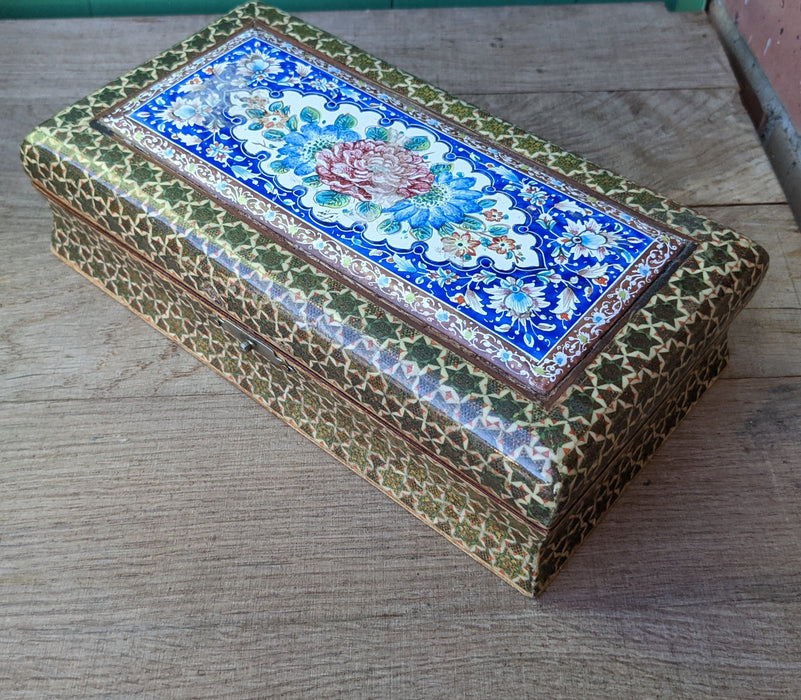 RECTANGULAR BOX WITH FLORAL LID