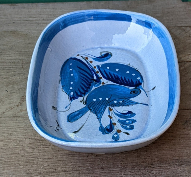 SHALLOW BLUE AND WHITE POTTERY BIRD DISH
