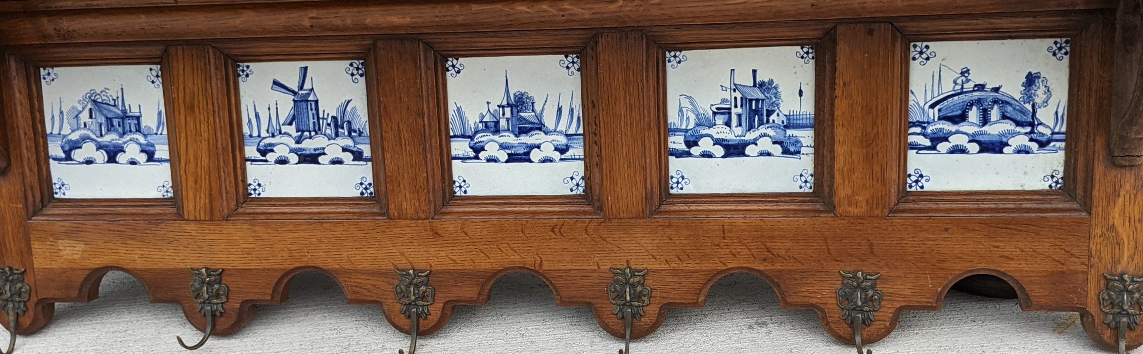 LARGE OAK WALL SHELF WITH BLUE DELFT