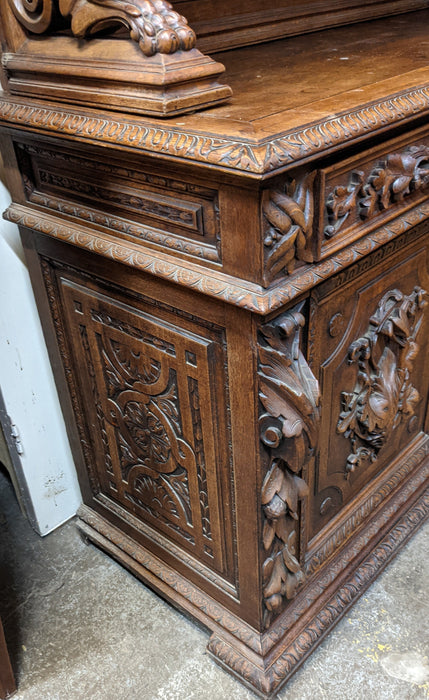 LOUIS XIII EXCEPTIONAL CARVED OAK HUNTBOARD