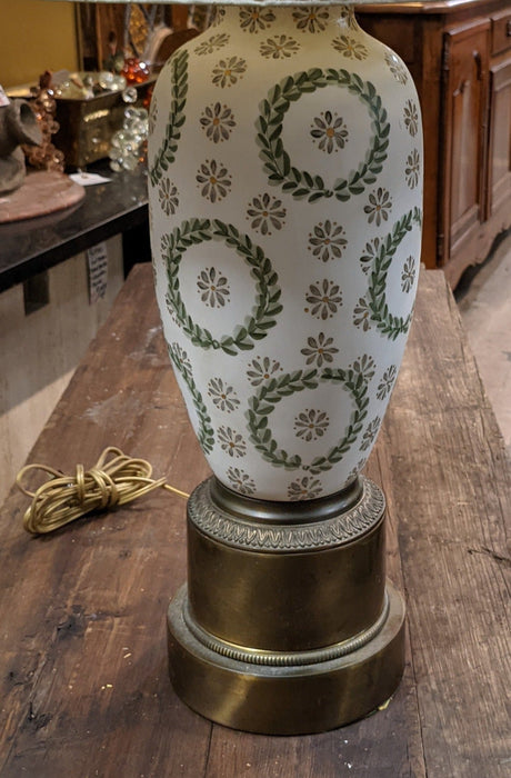 VINTAGE CERAMIC TABLE LAMP WITH BRASS BASEX