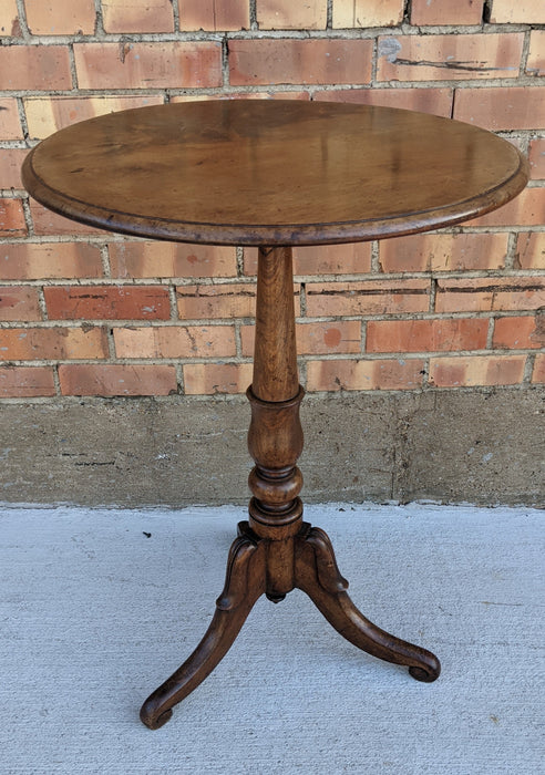 19TH CENTURY WALNUT ROUND TILT TOP TABLE WITH TRIPOD LEGS