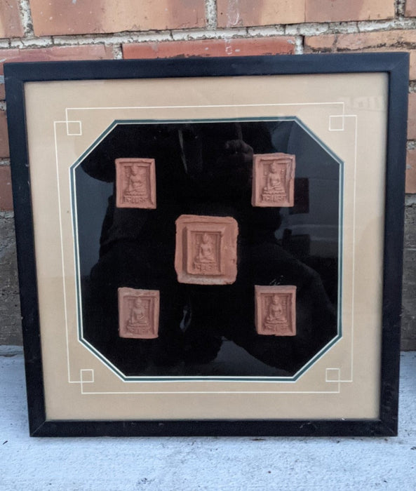 SQUARE BLACK FRAMED TILES WITH YELLOW MATT