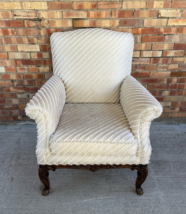 WHITE UPHOLSTERED ARM CHAIR WITH WHITE UPHOLSTERY