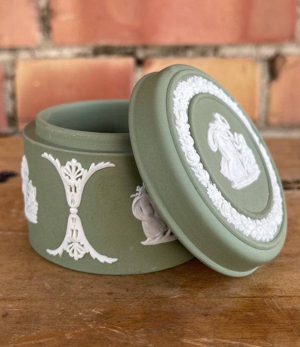 SMALL GREEN AND WHITE WEDGEWOOD PORCELAIN JASPERWARE BOX