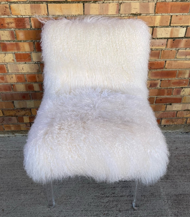 MID CENTURY FLUFFY CHAIR WTH LUCITE LEGS