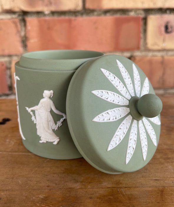 GREEN AND WHITE WEDGEWOOD PORCELAIN JASPERWARE BOX