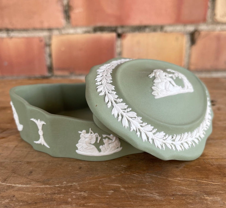 OVOID GREEN AND WHITE WEDGEWOOD PORCELAIN JASPERWARE BOX