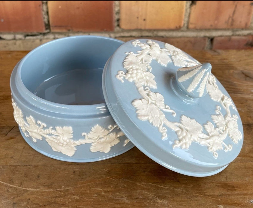 BLUE ETRUVIA WEDGEWOOD PORCELAIN JASPERWARE BOX