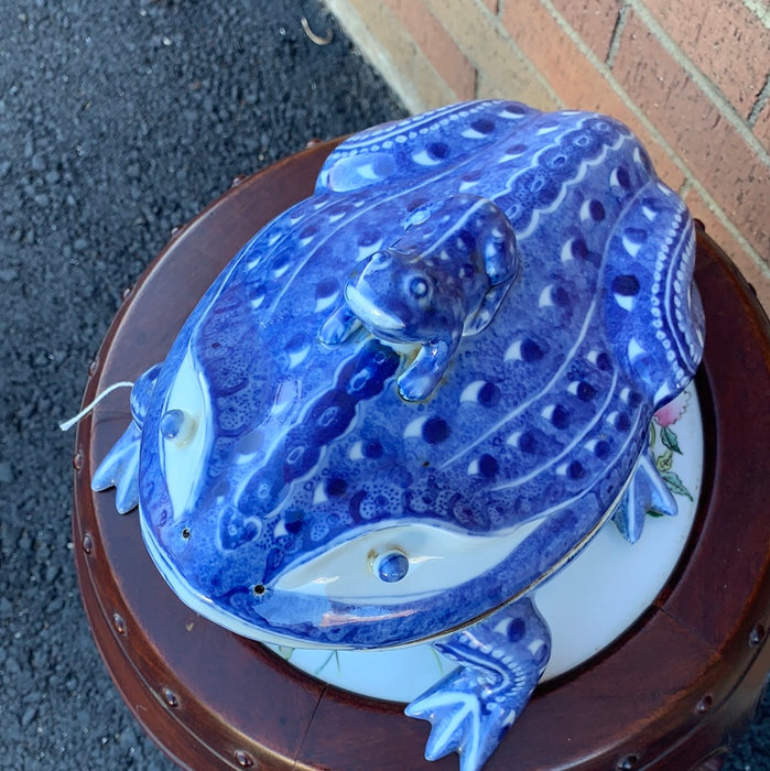 LARGE BLUE AND WHITE PORCELAIN FROG SHAPED BOX