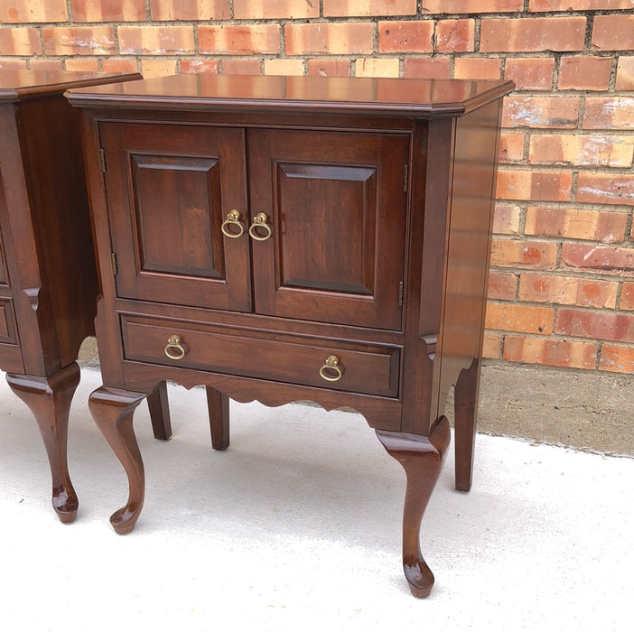 PAIR OF MAHOGANY NIGHTSTANDS