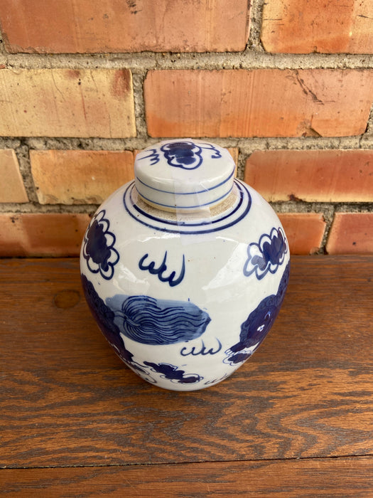 CHINESE BLUE AND WHITE GINGER JAR