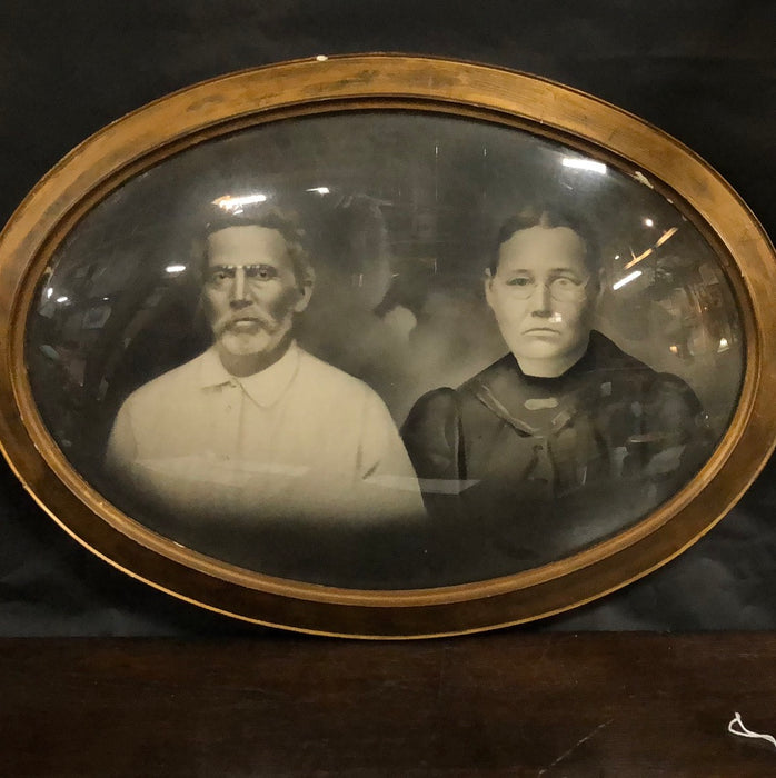 OVAL CONVEX FRAME WITH PHOTO OF COUPLE