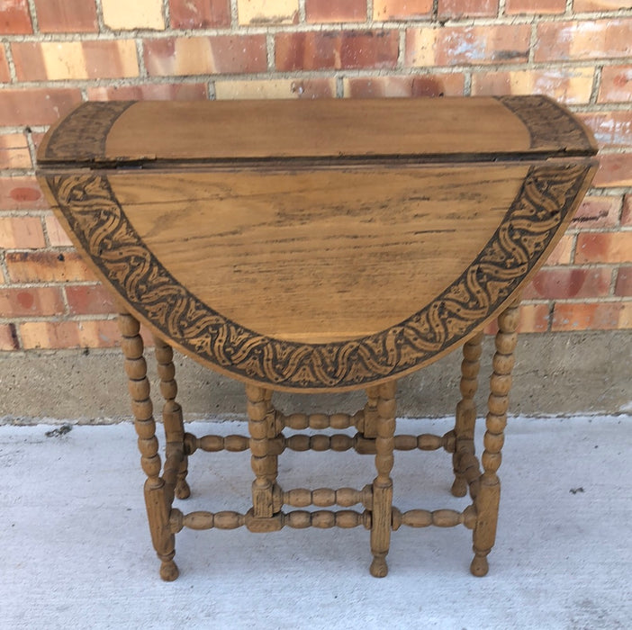 BOBBIN TURNED OAK GATELEG TABLE WITH TULIP CARVED EDGE TOP