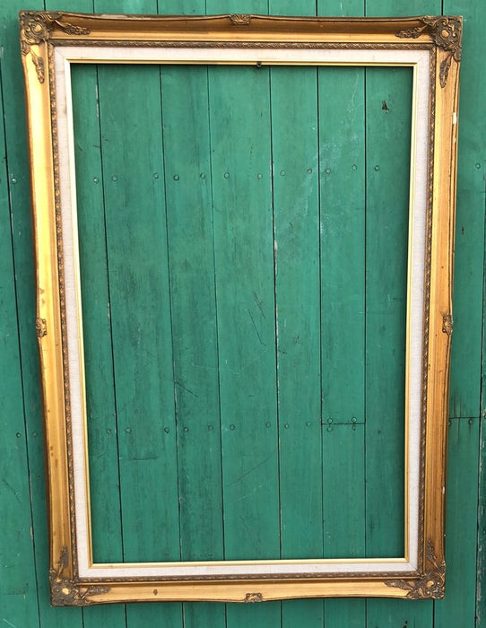 MEDIUM GOLD FRAME WITH LINEN FILET