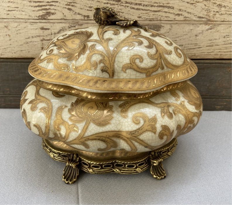 LIDDED PORCELAIN AND BRASS CENTER BOWL WITH GOLD FOLIATE DESIGN