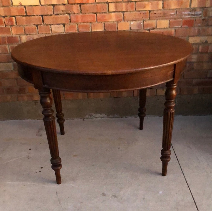 LOUIS PHILIPPE REEDED LEG ROUND OAK TABLE