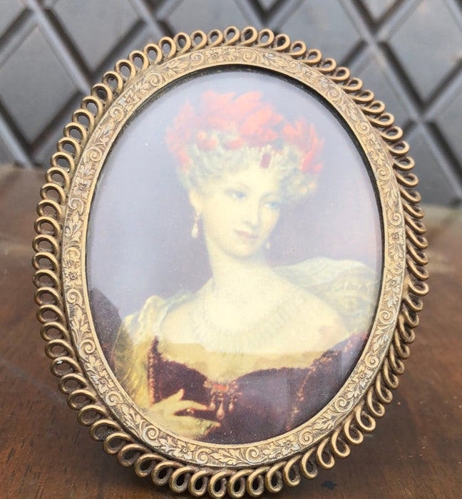 TINY OVAL FRAME WITH LADY