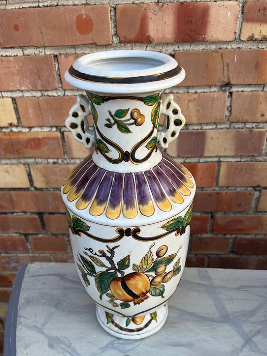 COLORFUL CHINESE VASE WITH FRUIT