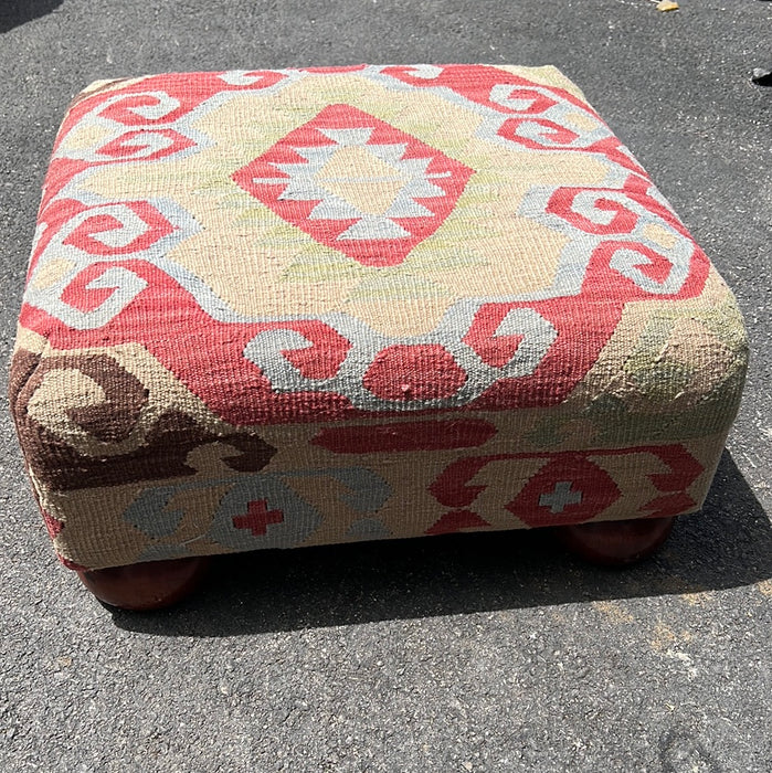 SQUARE KILIM RUG OTTOMAN