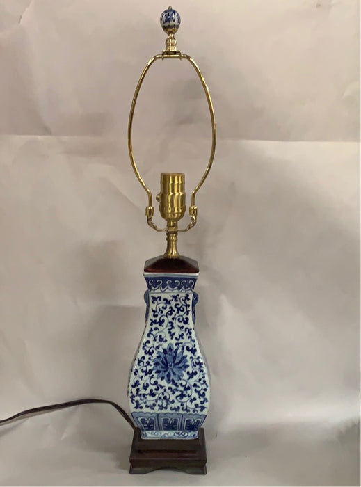 CERAMIC ASIAN STYLE BLUE AND WHITE TABLE LAMP