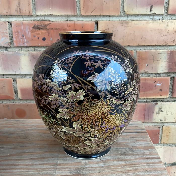 BLACK AND GOLD CHINESE VASE