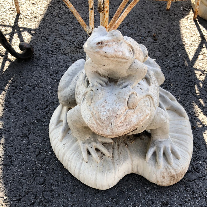 CONCRETE FROGS STATUE