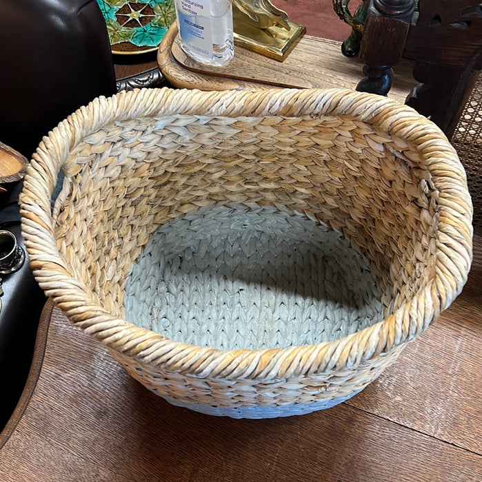 DOUBLE HANDLED WOVEN VINTAGE BASKET