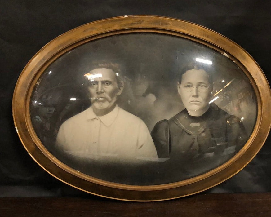 OVAL CONVEX FRAME WITH PHOTO OF COUPLE