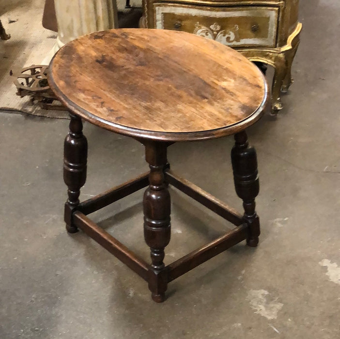 SMALL OAK OVAL SIDE TABLE