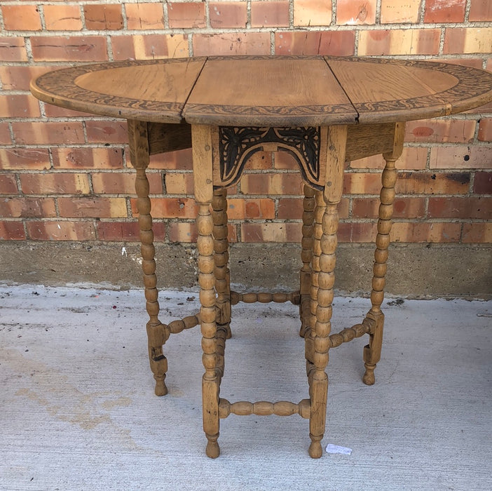 BOBBIN TURNED OAK GATELEG TABLE WITH TULIP CARVED EDGE TOP