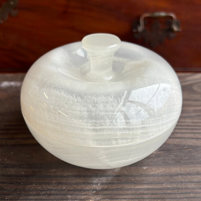 WHITE ONYX ROUND LIDDED BOX