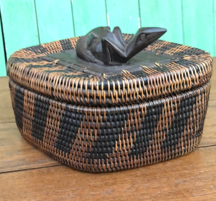 HANDWOVEN BASKET BOX WITH CARVED WOOD LIZARD HANDLED LID