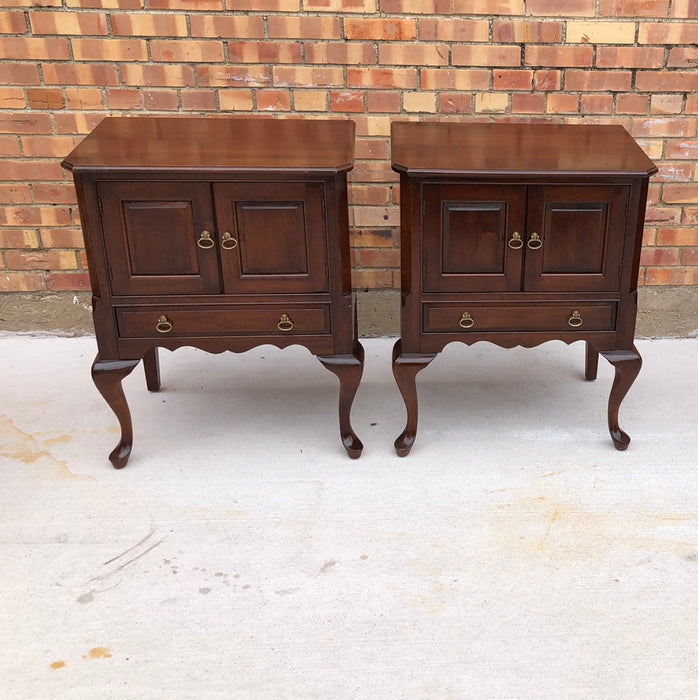 PAIR OF MAHOGANY NIGHTSTANDS
