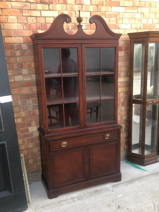 MAHOGANY FEDERAL STYLE CHINA CABINET