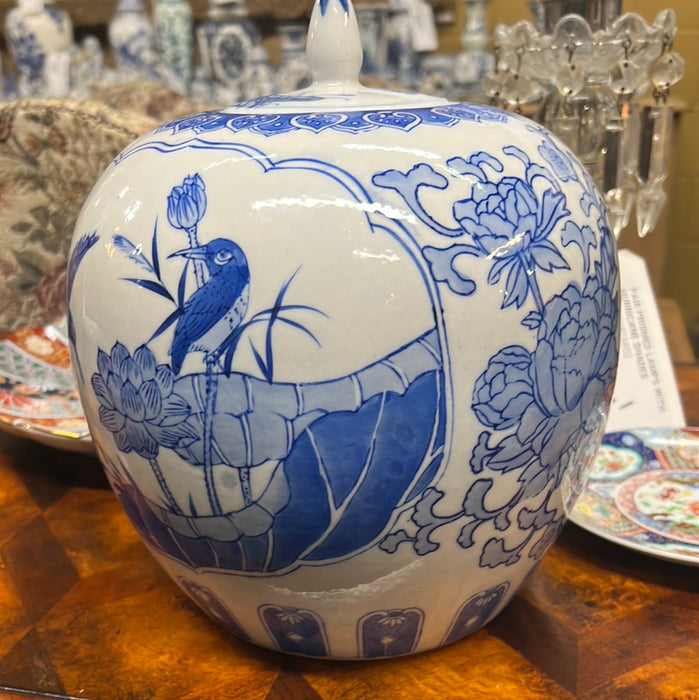 LARGE CHINESE BLUE AND WHITE GINGER JAR