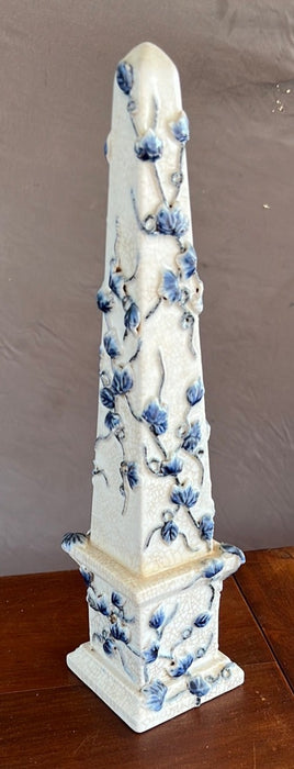 AS FOUND SMALL ANTIQUE CHINESE BLUE AND WHITE OBELISK