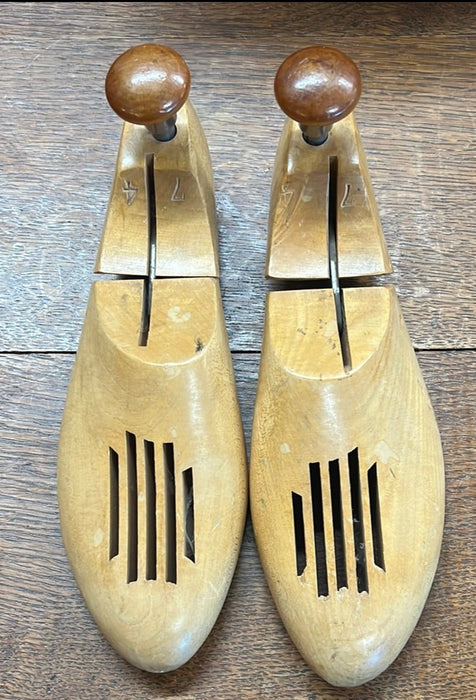 PAIR OF WOOD ARTICULATED SHOE FORMS