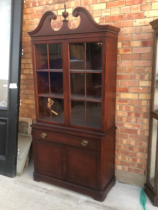 MAHOGANY FEDERAL STYLE CHINA CABINET