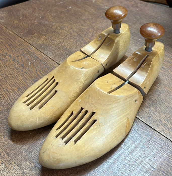 PAIR OF WOOD ARTICULATED SHOE FORMS