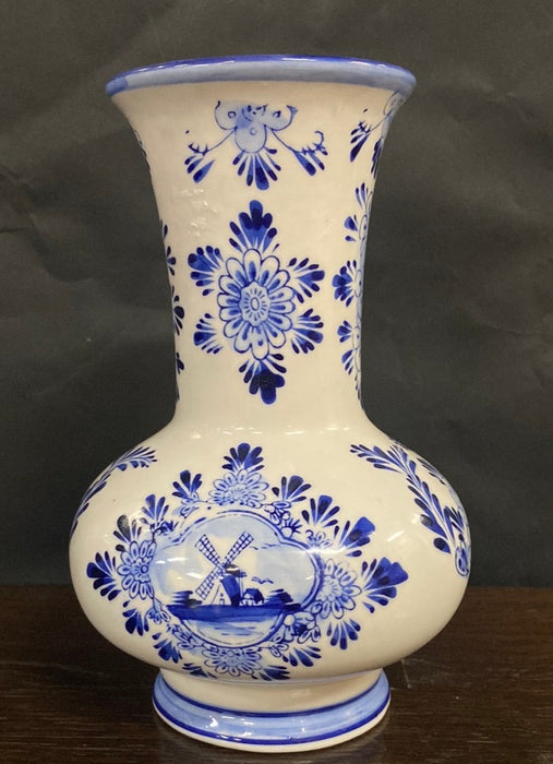 SMALL BULBOUS DELFT VASE