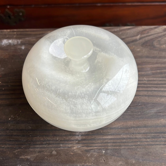 WHITE ONYX ROUND LIDDED BOX