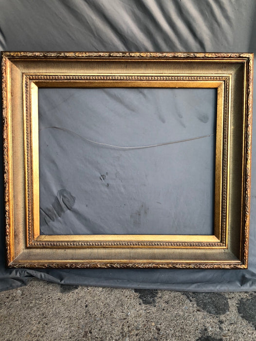 MEDIUM ANTIQUE GOLD FRAME WITH LAUREL LEAVE TRIM