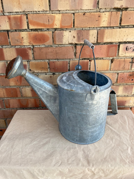 TIN EUROPEAN WATERING CAN