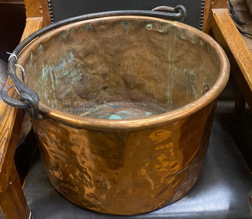 DIMPLED HEAVY COPPER POT WITH ROLLED EDGE AND IRON HANDLES