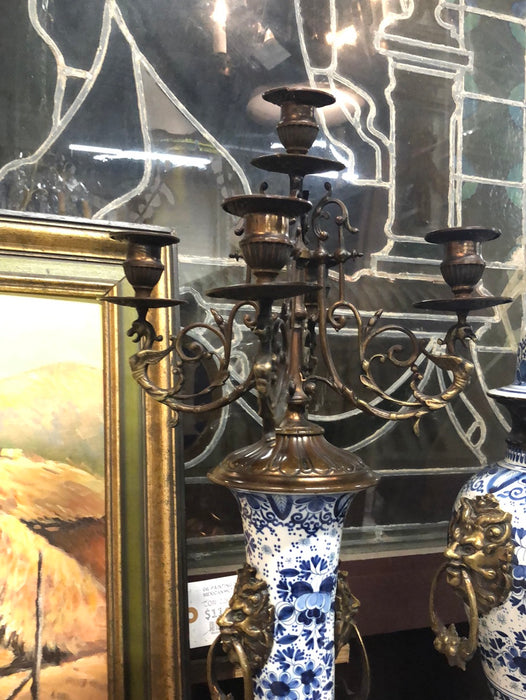 BLUE AND WHTE DELFT CLOCK WITH GARNITURES (INCLUDES KEY AND PENDULUM)