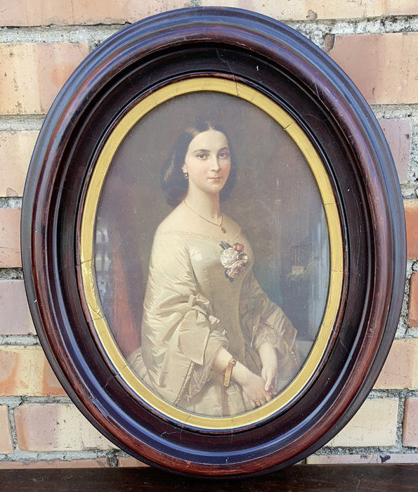 MAHOGANY OVAL FRAME WITH PRINT OF LADY